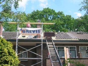 Brevis daktechniek heeft op de Rusthoflaan in Voorburg een hellend dak vervangen en geïsoleerd. Het nieuw aangebrachte dak kan weer tientallen jaren mee.