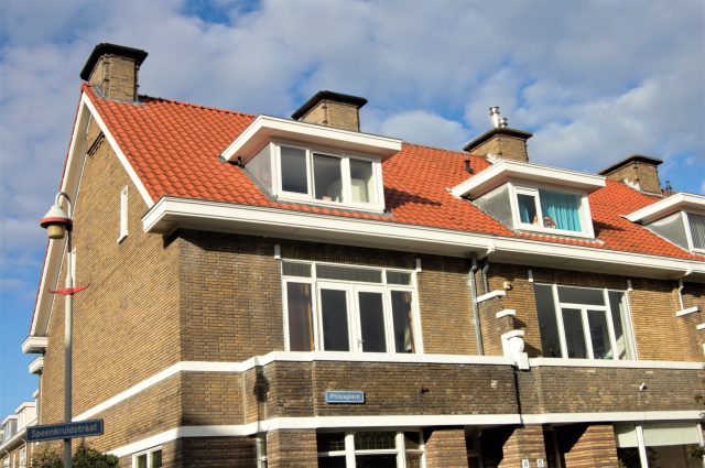 Renovatie dak met dakpannen, Phloxplein te Den Haag.