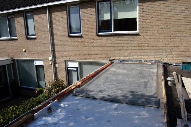 Aanbrengen EPDM bedekking op dak aanbouw door onze dakdekkers