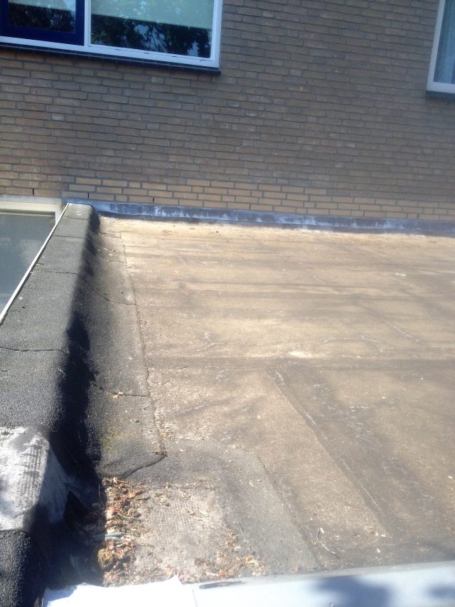 Oude dakbedekking uitbouw wateringen
